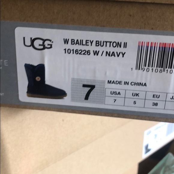 Ugg Bailey button 2 size 7 - Picture 2 of 3